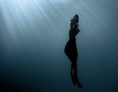 Tatiana Mendes in an underwater fine art photography human movement by Laura Mommicchi