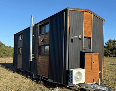 fekete téliesített Tiny house