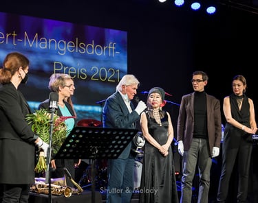 Manfred Schoof Mangels spricht auf der Bühne.