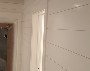 American Painting Specialist Fort Wayne, Indiana high-gloss white spray painted wood siding.