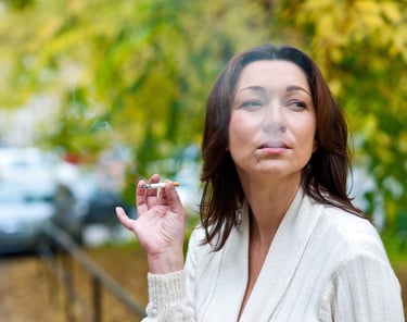 woman smoking, help to give up smoking and vaping with green leaf hypnotherapy