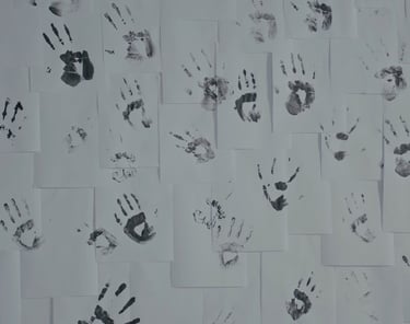 GORIGO creatividad publicitaria pared de folios con manos pintadas en negro