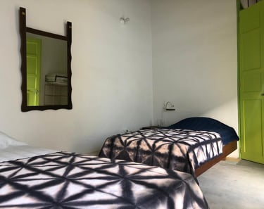 Habitación sencilla con dos camas individuales en Casa Bela Honda Tolima.