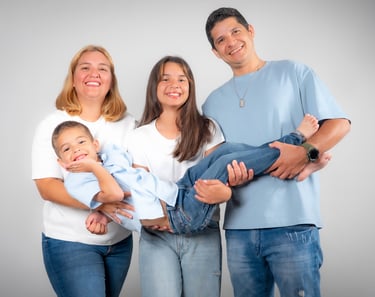 "Un retrato de familia de una pareja con su hija mayor y su niño cargado"