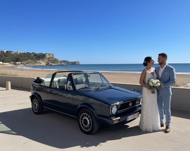 Pareja de novios junto a Volkswagen Golf MK1 Cabriolet 1989 en la playa, coche clásico ideal para bodas.