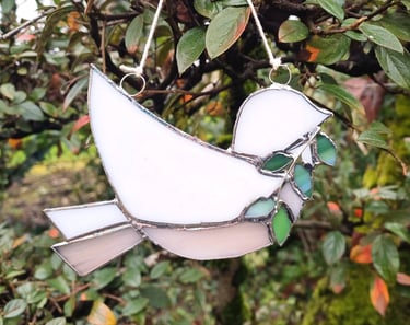les rameaux, vitrail oiseau avec branche de rameaux