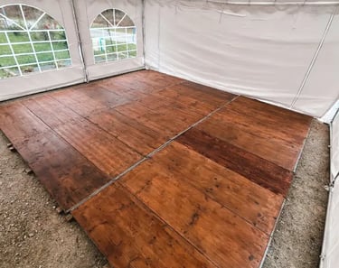 plancher de réception sous un barnum pour événement