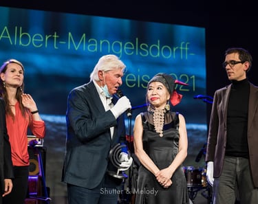 Manfred Schoof hält den Albert-Mangelsdorff-Preis 2021.