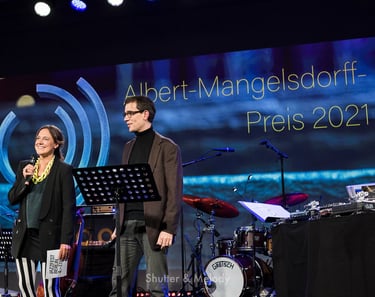 Nadin Deventer und Nikolaus Neuser auf der Bühne.