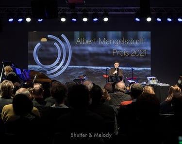 Nikolaus Neuser spricht auf der Bühne des Jazzfest Berlin 2021.