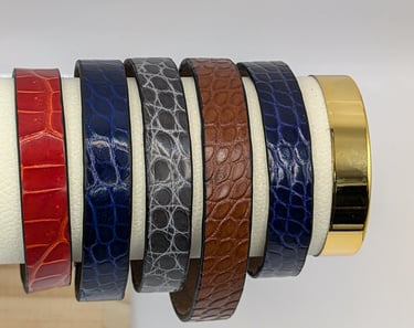 bracelet alligator sur présentoir 