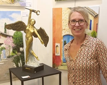 Photo de l'artiste Lode à côté de sa sculpture Iris lors de l'exposition de la Rochelle