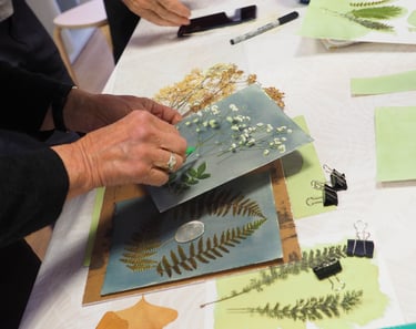moment magique lors de l'atelier d'initiation au cyanotype dispensé par Atie Lazuli à Grenoble