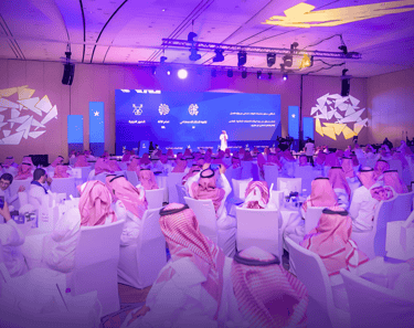مشهد من مؤتمر مجهز باحدث المعدات التقنية والديكورات التي تنعكس على العلامة التجارية للمنشأة
