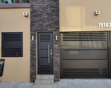 Portón de herrería moderno para cochera fabricado a la medida