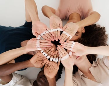 Círculo de mujeres en espacio terapéutico grupal enfocado en acompañamiento emocional, liderazgo com