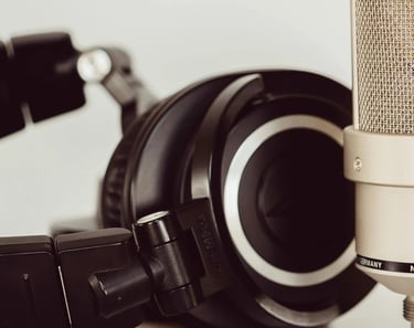audifonos inalambricos negros junto a un microfono