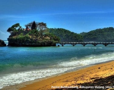 Pantai Balekambang yang indah di Malang dan kuil Hindu di tengah laut yang terhubung oleh jembatan