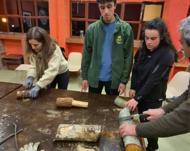 Taller de trabajo en madera, haciendo mazas
