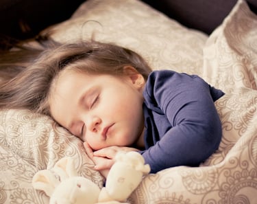 enfant qui dort après avoir résolu ses difficultés de sommeil