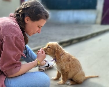 une personne assise sur le sol avec son chiot