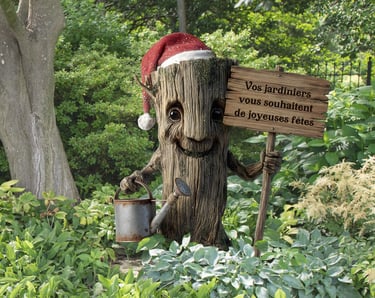 PLV, décoration. Un personnage en tronc d'arbre en PVC qui tient une pancarte dans un jardin.
