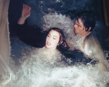 Jack y Rose luchan contra las gélidas aguas que suben durante la escena del hundimiento del Titanic 