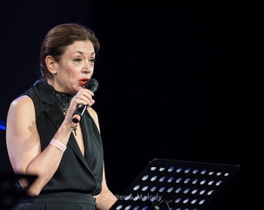 Maxi Broecking spricht auf dem Jazzfest Berlin 2021.