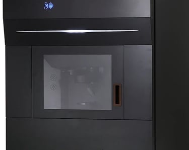 Kafijas tirdzniecības automāta JL500 auksto un karsto dzērienu izniegšana.