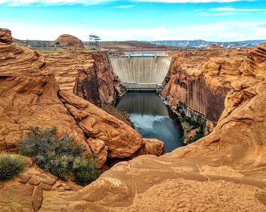 Flagstaff/Page Travel - Lake Powell created by the Glen Canyon Dam is a major resort area