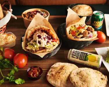 Forskellige retter fra Pita Kebab-shop, inklusive kebab, shawarma og falafel.