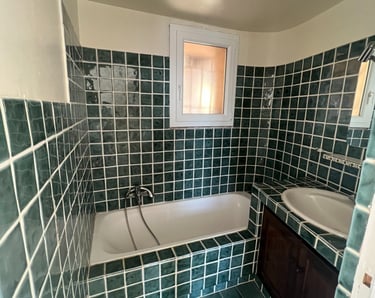 Salle de bain carrelée vert foncé