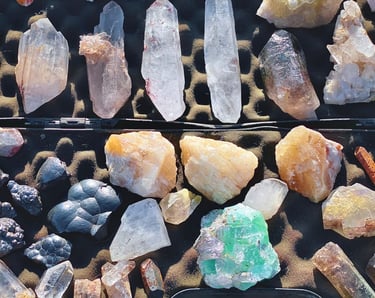  cristale puntas de cuarzo transparente, amatista, citrino y hematita en una vitrina. 