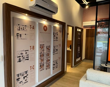 Paneles de señalización interior con planos arquitectónicos para showroom de departamentos
