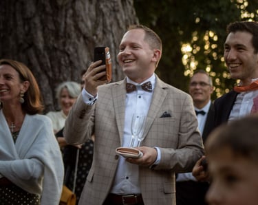 spectateur d'un spectacle de magie à un mariage