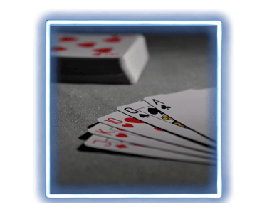 Uma mão forte de cartas de pôquer com um Ás e uma Dama dentro de uma moldura quadrada de neon azul