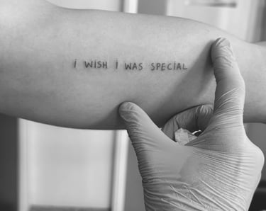 tatuagem frase traço fino fortaleza