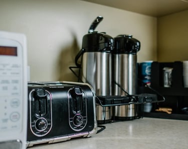 varios electrodomésticos como cafetera, horno de microondas y tostadora