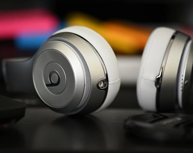 auriculares inalambricos blancos beats sobre una mesa