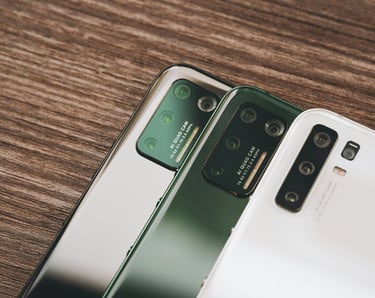 tres diferentes moviles sobre una mesa de madera