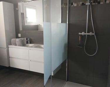 Salle de bain avec douche