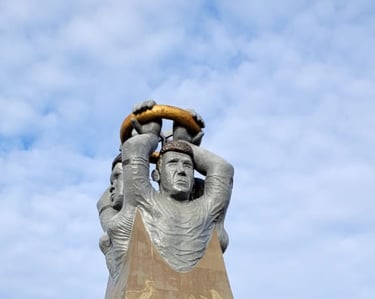 O monumento representa as raízes e os povos indígenas, negros, caboclos e ribeirinhos