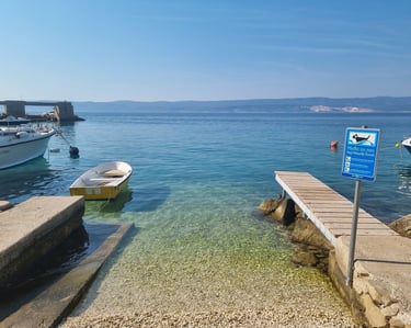 The photo shows the official beach for pets in Lokva Rogoznica in the area of ​​Ivašnjak.