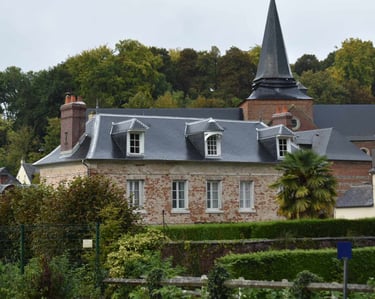 maison en briques avec couverture en ardoises et zinc