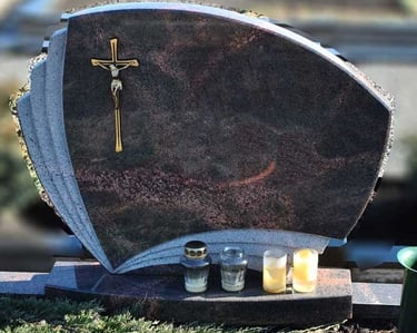 Rudos spalvos Aurora akmens vienos dalies paminklas