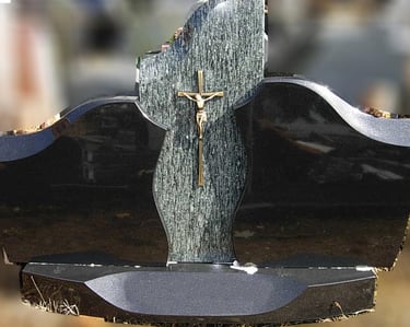 trijų dalių paminklas su žaliu akmeniu