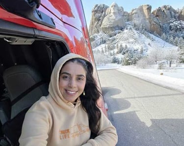 camionera sonriendo desde su camion en una de ;ps mejores paisajes de estados unidos