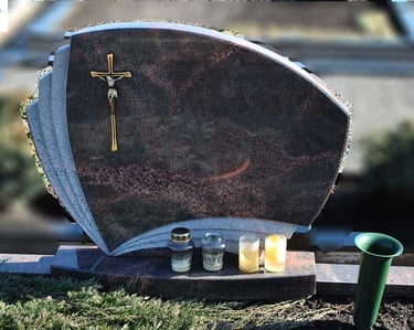 Rudos spalvos Aurora akmens vienos dalies paminklas