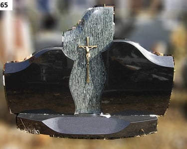 trijų dalių paminklas su žaliu akmeniu