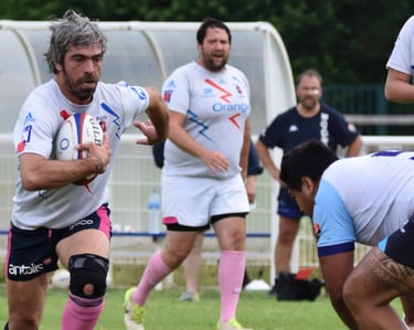 Juan qui joue au rugby et affronte le défi